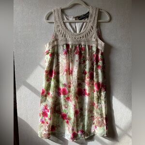 Jennifer Lauren floral Dress with Crochet Detail. Sleeveless. Size M.